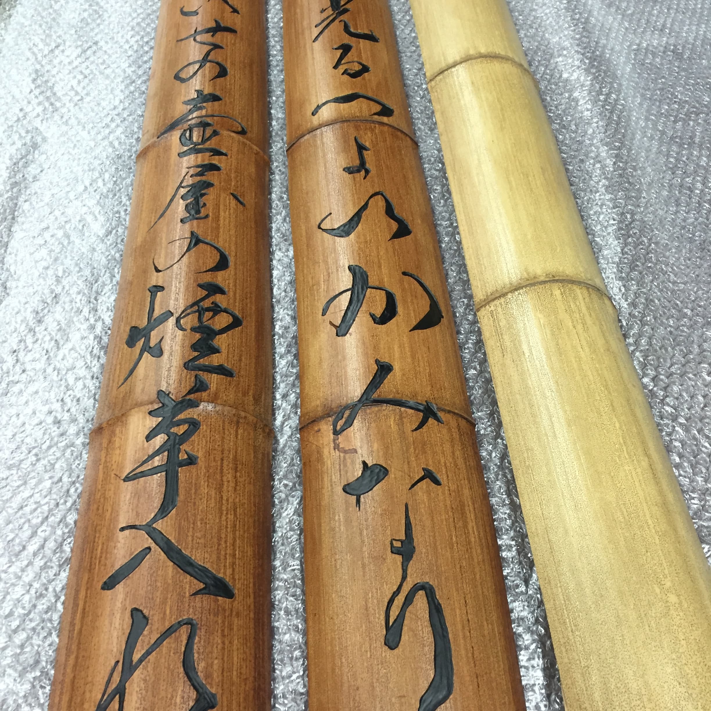 竹を使い文字を彫った工芸品店の看板