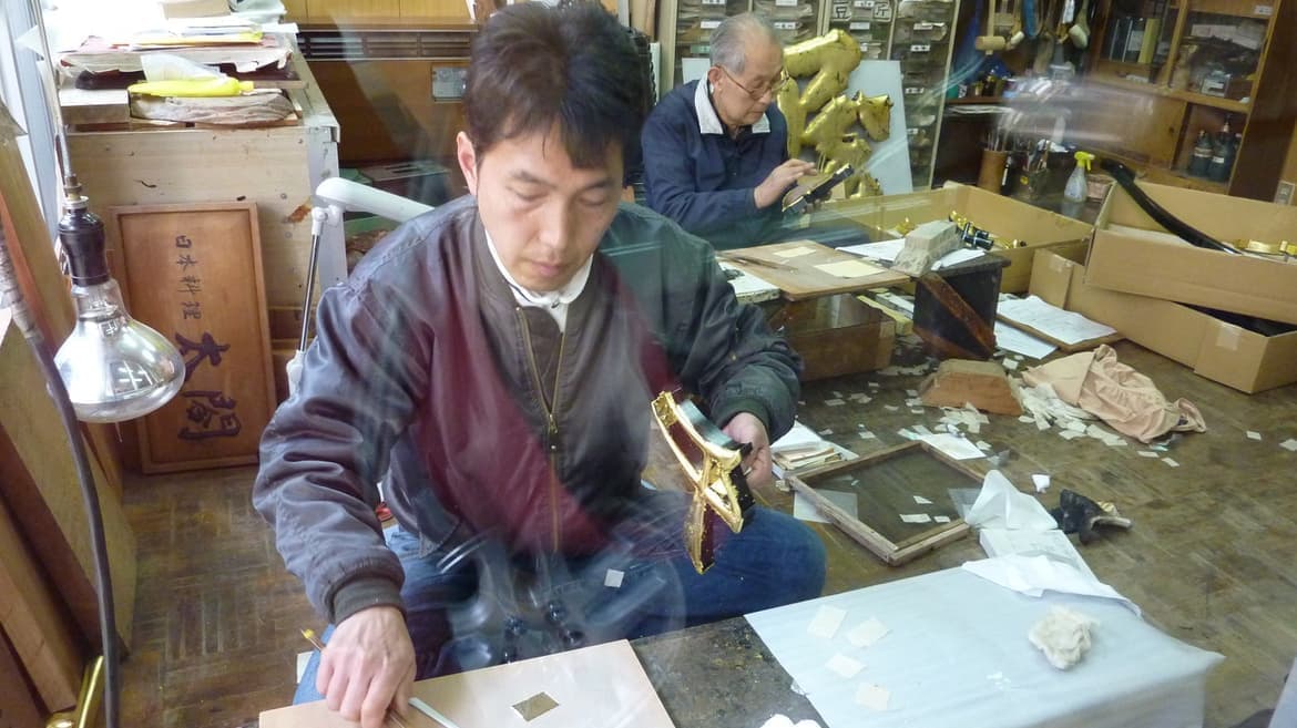 職人親子で金箔押し作業中